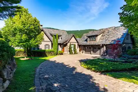 Custom Home in Bright's Creek with Fantastic Views