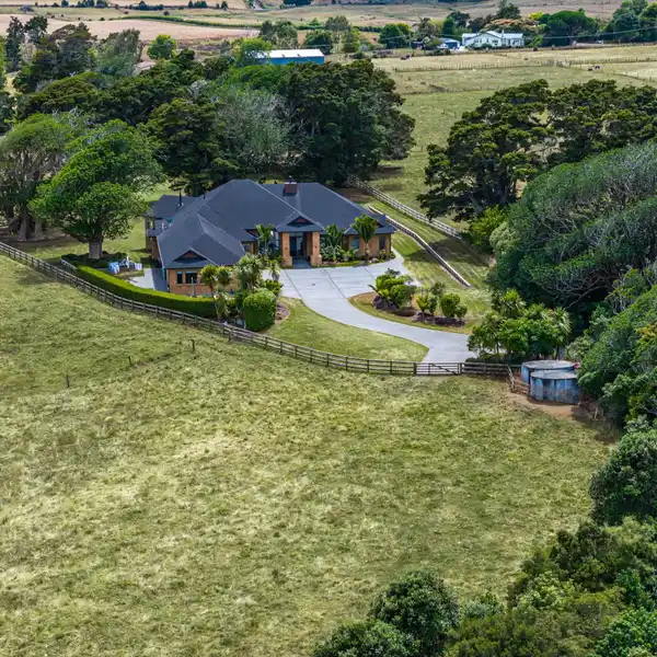 CAPTIVATING COUNTRY HOME