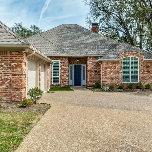 BEAUTIFUL HOME ON A TRANQUIL CUL-DE-SAC