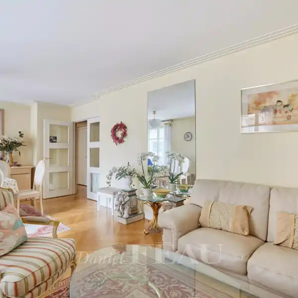 BEAUTIFUL AND BRIGHTLY LIT HOME