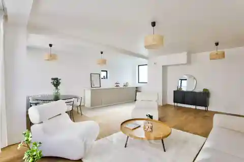 Spacious Quiet Top-floor Apartment with Elevator