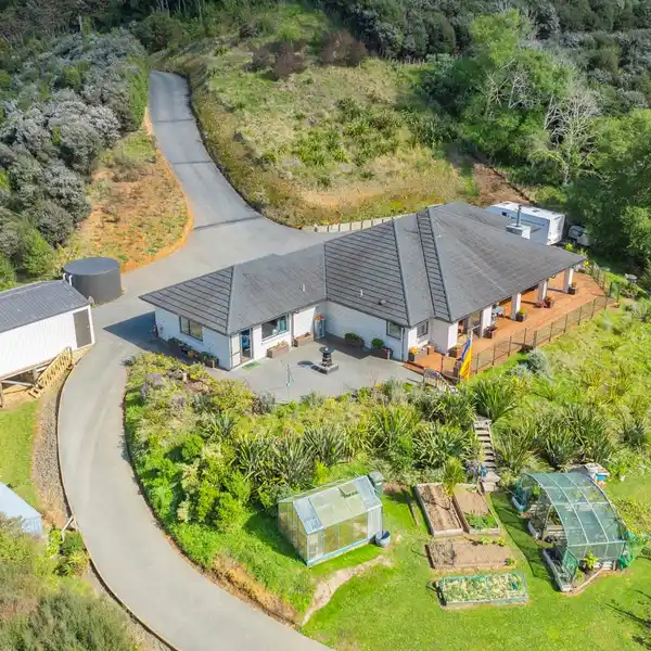 EAST-FACING ESTATE ENJOYS STUNNING NATURAL VIEWS