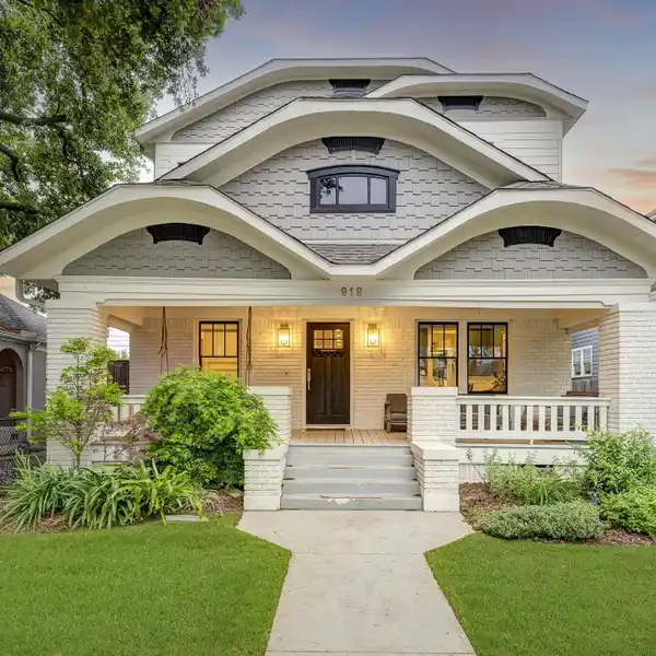WELCOMING WOODLAND HEIGHTS LUXURY HOME