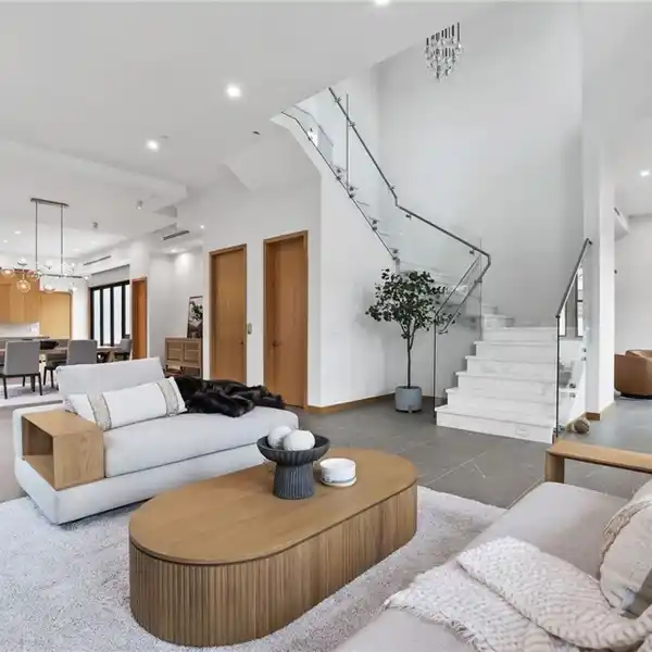 EXTRAORDINARY MODERN RESIDENCE IN PRESTIGIOUS LAKE PARK