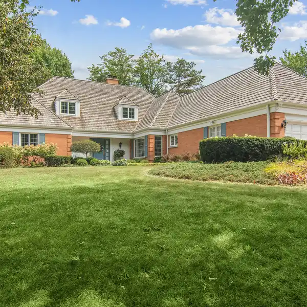 MAGNANIMOUS STYLE WITH MARBLE FOYER