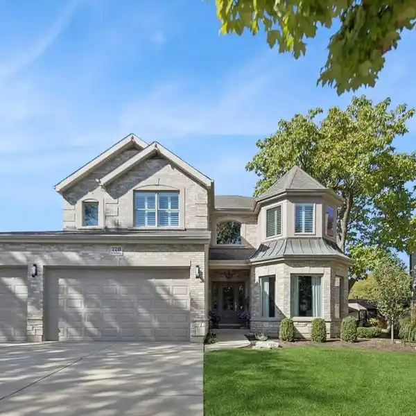 FULLY UPDATED HOME IN SOUGHT-AFTER SOUTH ELMHURST