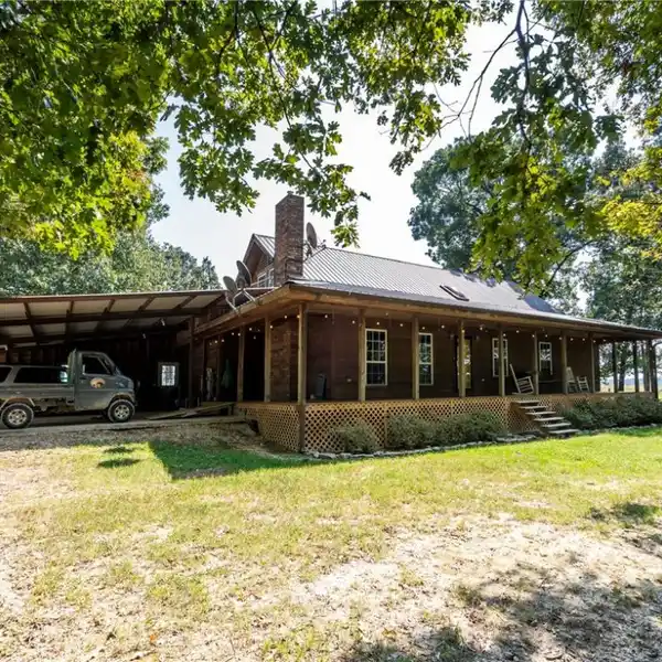 EXTRAORDINARY 31-ACRE EQUESTRIAN ESTATE