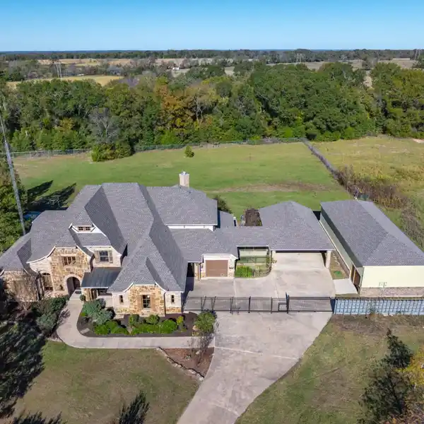 BREATHTAKING EAST TEXAS ESTATE ON 30 ACRES