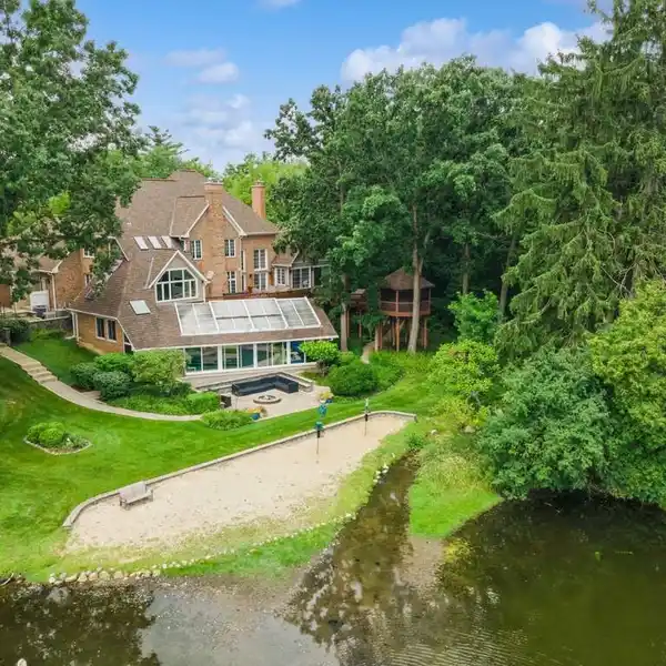 EXTRAORDINARY RETREAT ON BISHOP'S LAKE