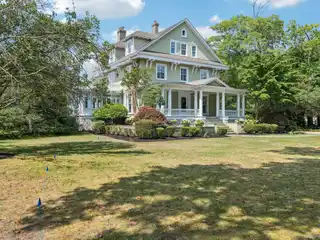 Waterfront Luxury Retreat with Private Docks