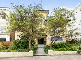 Art Deco Apartment in Prized Location