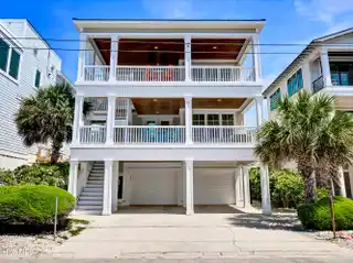 Gorgeous Top Floor Condo One Back from the Ocean