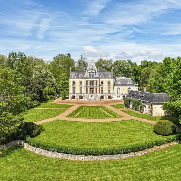 ELEGANT 18TH CENTURY CHATEAU