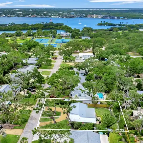 BEAUTIFULLY RENOVATED HOME IN THE HEART OF CENTRAL BEACH