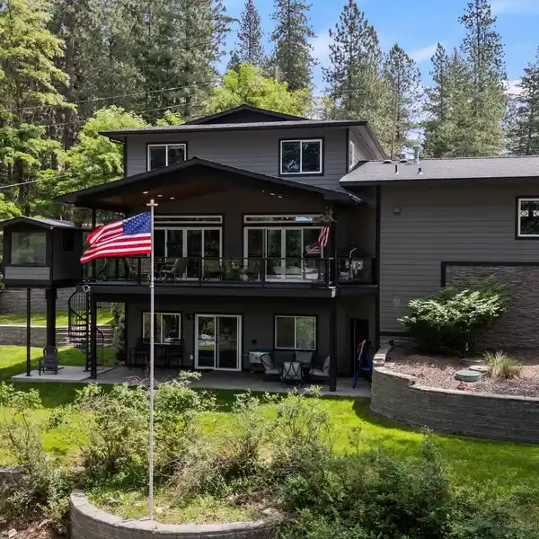 YEAR-ROUND LAKE LIVING DREAM