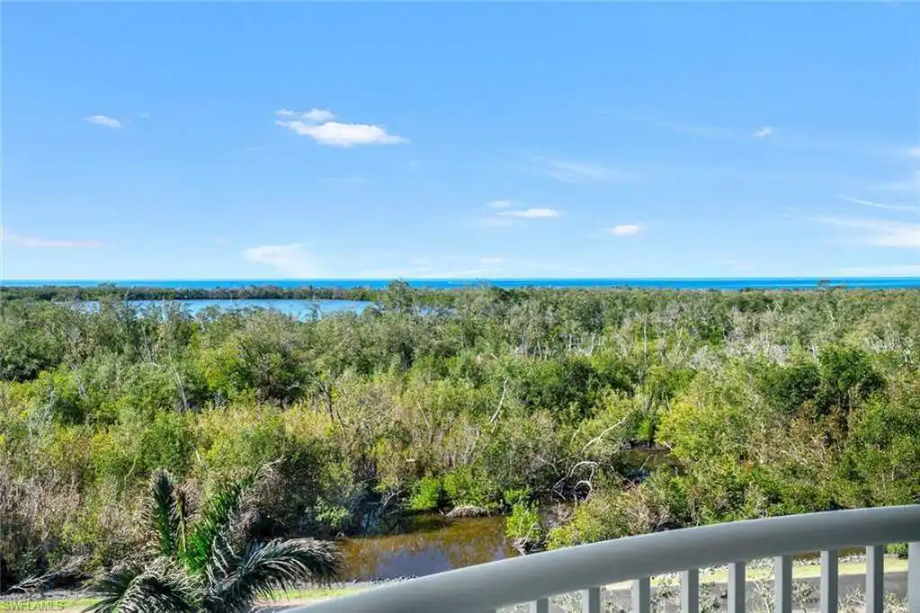 Three Bedroom End Residence in the Newly Updated St. Laurent