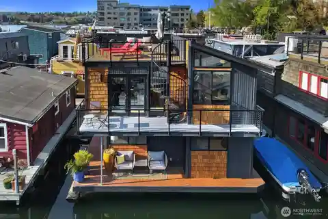 Floating Home in a Famous Community
