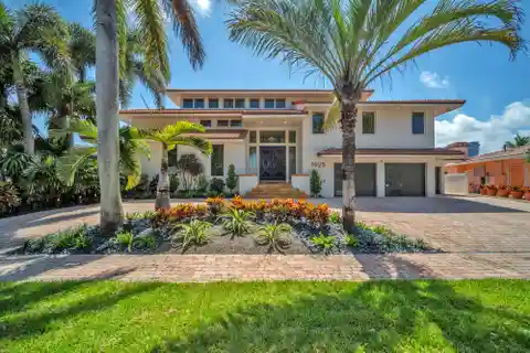 Waterfront Elegance and Comfort in Harbour Inlet