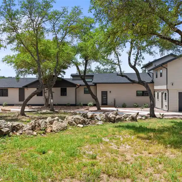 FLEXIBLE FAMILY COMPOUND IN PRIME HILL COUNTRY