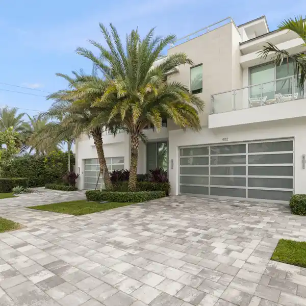 CONTEMPORARY MODEL TOWNHOME