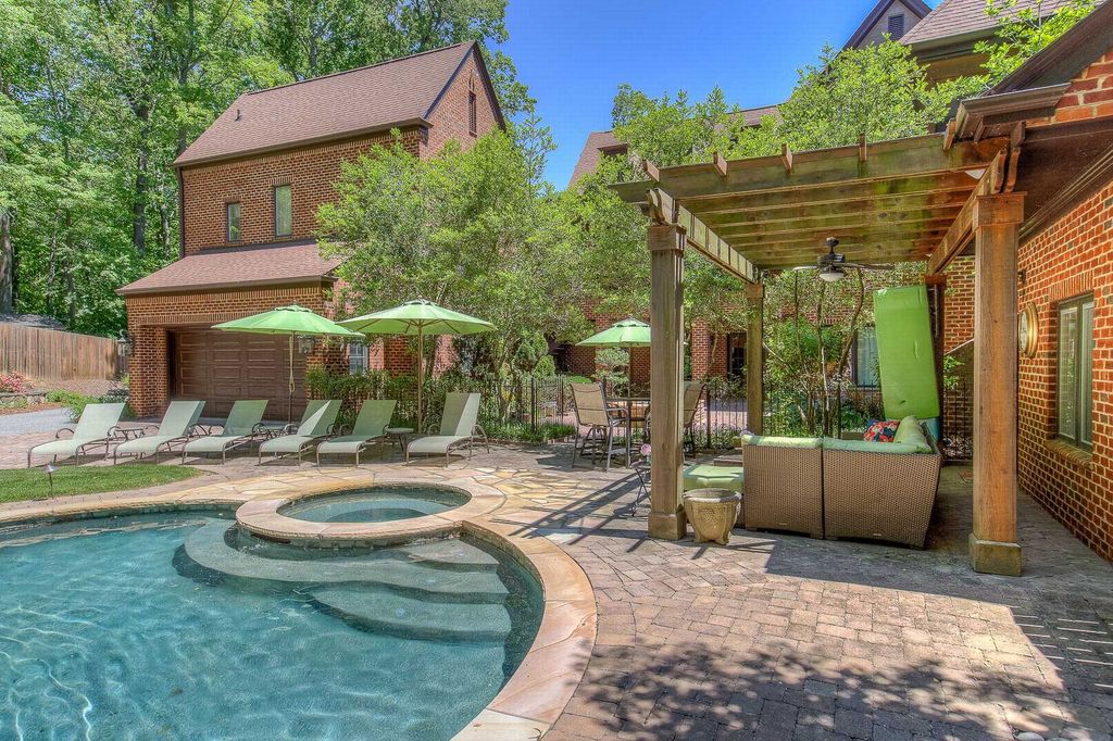 Gated Lake Estates Home 805 Northern Shores Point