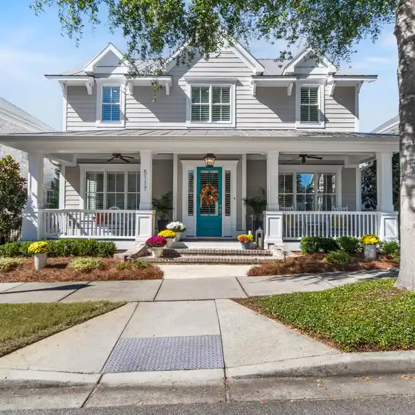 VERSATILE UPPER-LEVEL FAMILY ROOM FOR RELAXATION