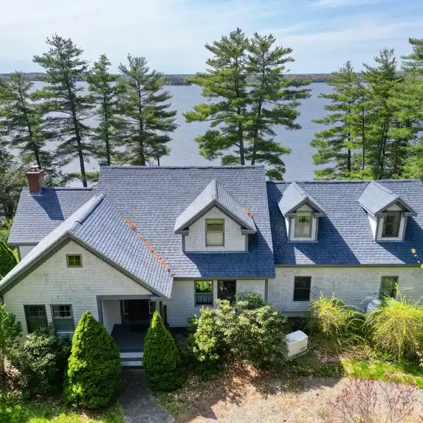 SPACIOUS CUSTOM HOME ON MERRYMEETING BAY