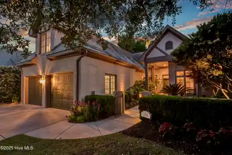 Completely Updated Mews Villa in Landfall Eastwood