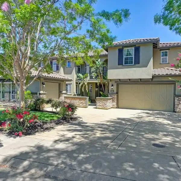 LOVELY CUSTOM HOME IN PRESTIGIOUS BELLA LAGO