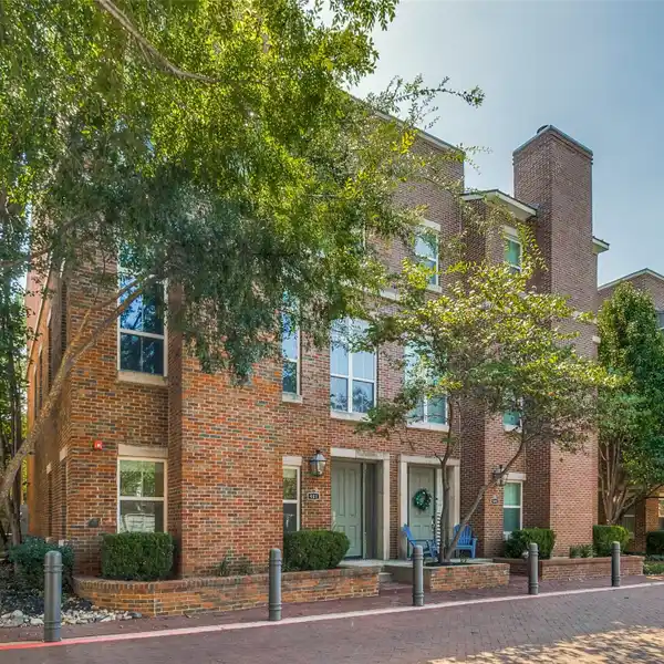 STUNNING CORNER TOWNHOME IN THE HEART OF DALLAS