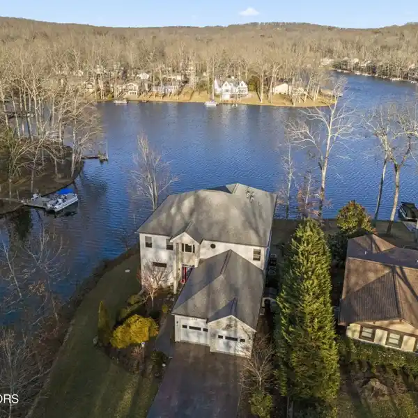 LAKEFRONT HOME IN FAIRFIELD GLADE RESORT COMMUNITY