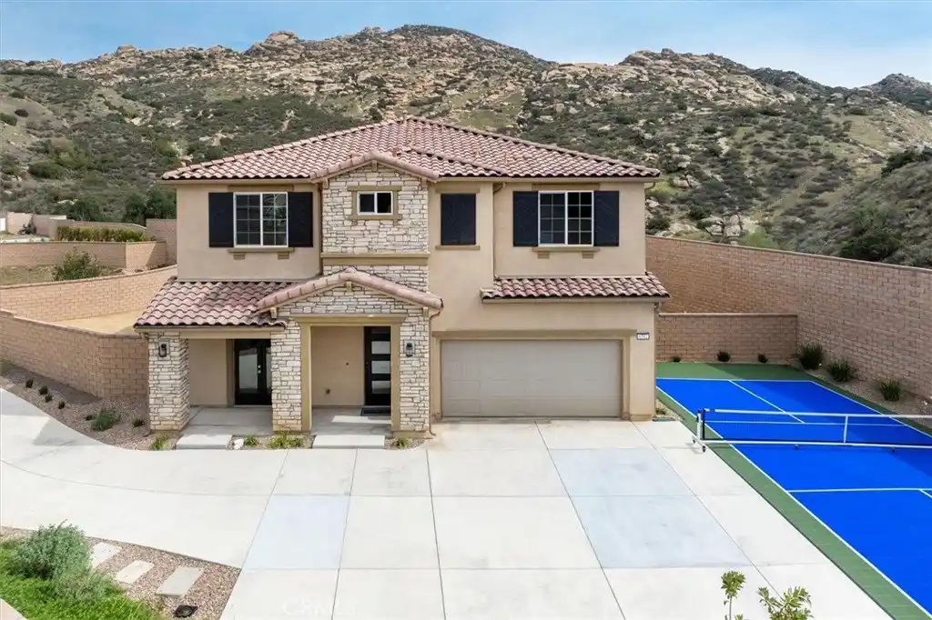 Dramatic New Construction on a Huge Lot