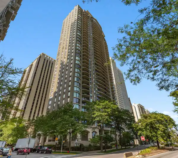 RENOVATED AND REDESIGNED TURNKEY RESIDENCE AT THE CARLYLE