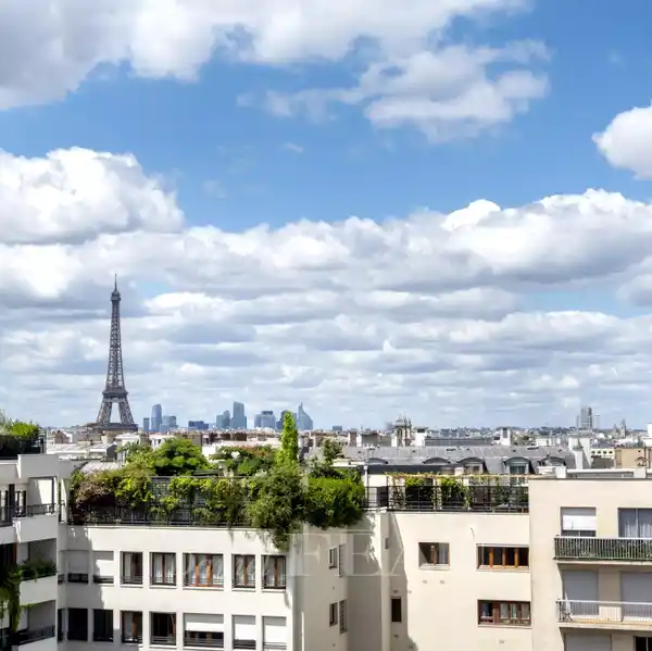 LIGHT-FILLED APARTMENT WITH LANDMARK VIEWS