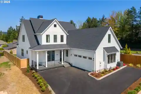 Gorgeous New Home in Bauer Woods