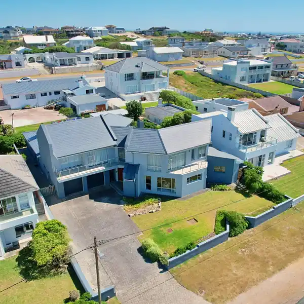 ARCHITECTURALLY DESIGNED MASTERPIECE ON THE WATER'S EDGE