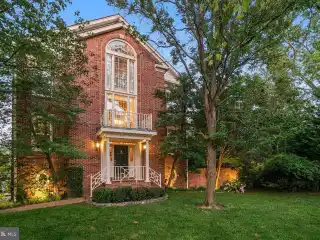 Beautifully Updated All-brick End-unit Townhouse