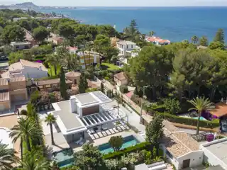 Modern and Functional House with Lots of Natural Light