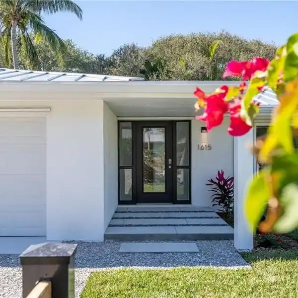 RENOVATED BUNGALOW WITH POOL AND PERGOLA