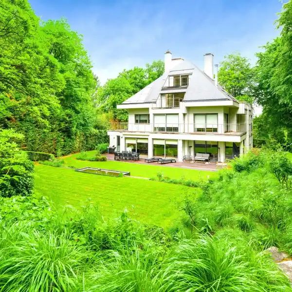 DUPLEX PENTHOUSE IN A PARK-LIKE SETTING