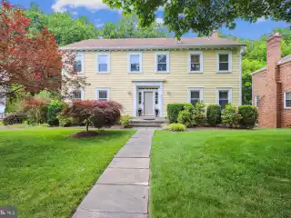 Classic Colonial in Desirable Fallsreach