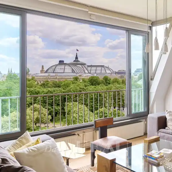 TOP-FLOOR APARTMENT WITH PANORAMIC VIEWS