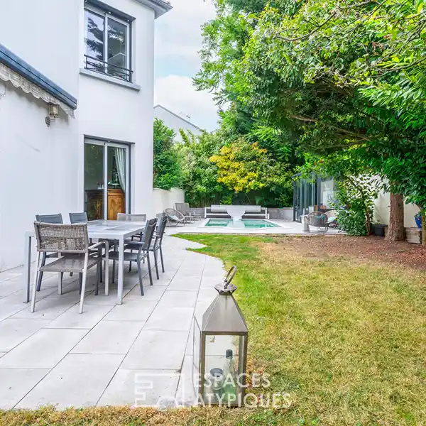 ELEGANT CONTEMPORARY PROPERTY IN A LUSH SETTING