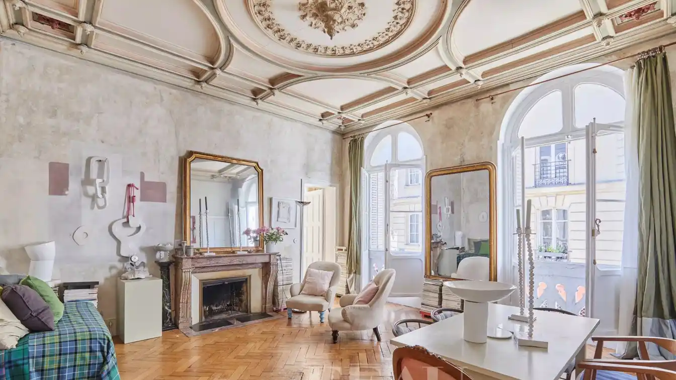 Elegant Apartment Bathed in Sunshine
