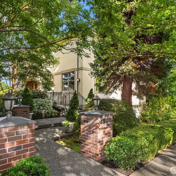 DESIRABLE LAURELHURST NEIGHBORHOOD HOME