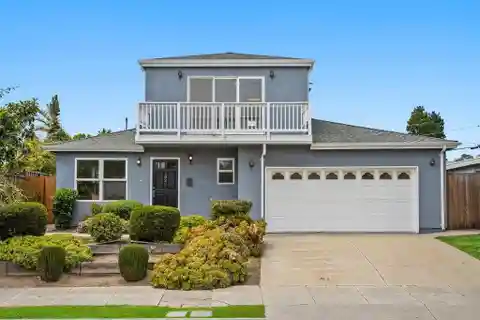 Space and Versatility on a Double Lot in Circles