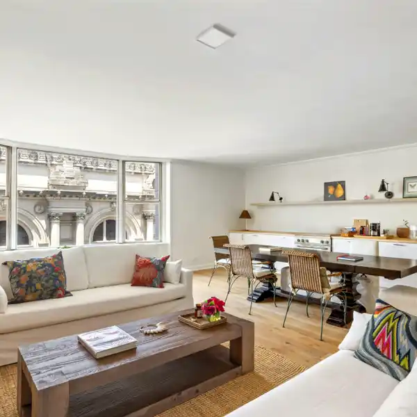 SPACIOUS RENOVATED APARTMENT IN AN ARCHITECTURALLY SIGNIFICANT BUILDING