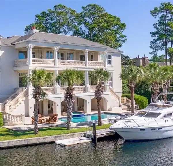 STUNNING HARBOURFRONT LIVING