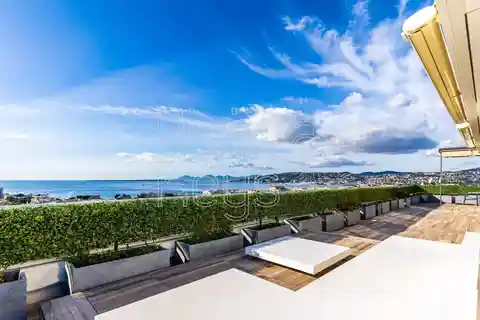 Penthouse Apartment with Panoramic Sea Views