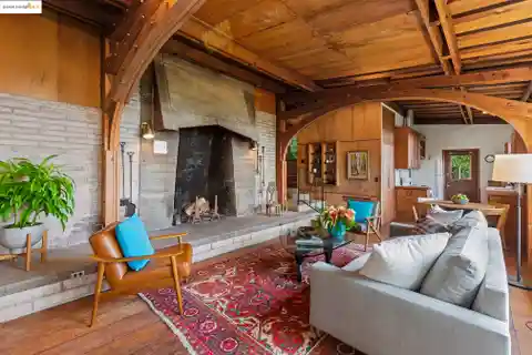 Arillaga - Vintage Charm with Architectural Provenance